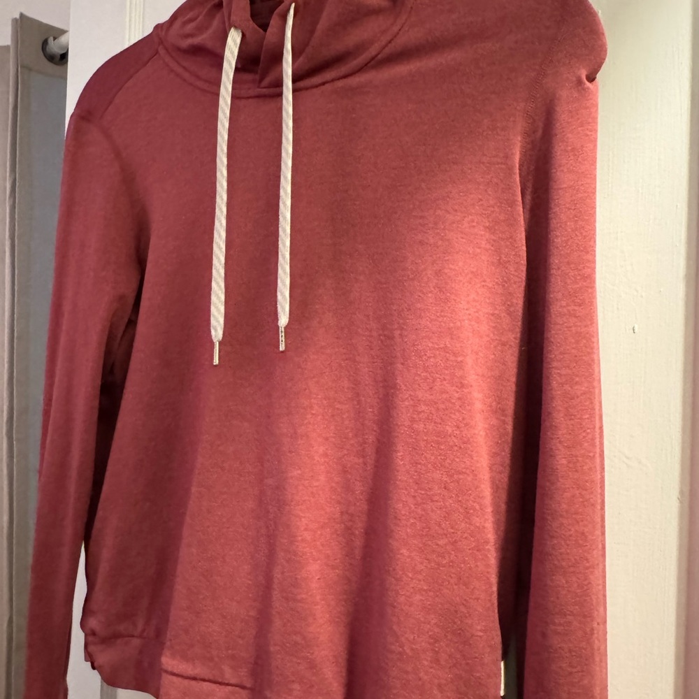 Vuori Heathered Red Top
